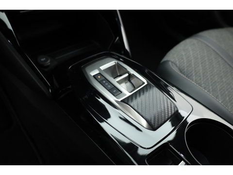 Peugeot 2008 1.2 PureTech 130 Allure | Dig. Cockpit | Trekhaak | Camera | Apple CarPlay & Android Auto | Cruise Control | Navi | 17'' R