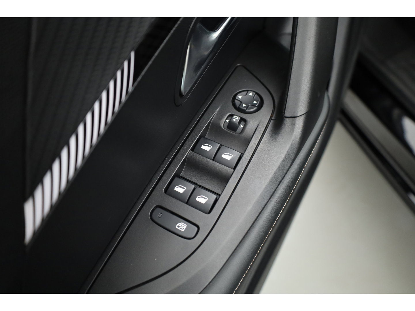 Peugeot 2008 1.2 PureTech 130 Allure | Dig. Cockpit | Trekhaak | Camera | Apple CarPlay & Android Auto | Cruise Control | Navi | 17'' R