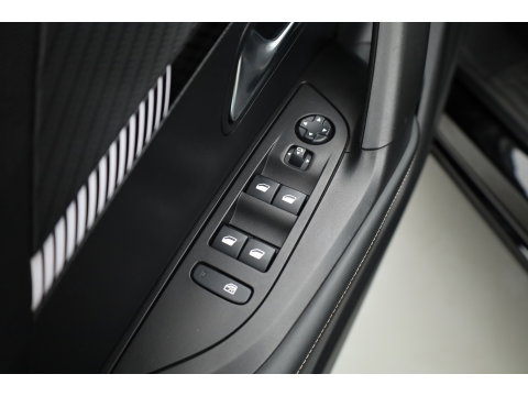 Peugeot 2008 1.2 PureTech 130 Allure | Dig. Cockpit | Trekhaak | Camera | Apple CarPlay & Android Auto | Cruise Control | Navi | 17'' R