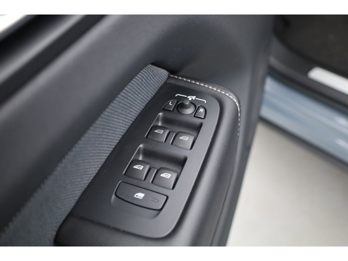 Volvo XC60 2.0 T6 Plug-in hybrid AWD R-Design Long Range | Luchtvering | Heico | Trekhaak | 360 camera | 22 inch | H&K Audio