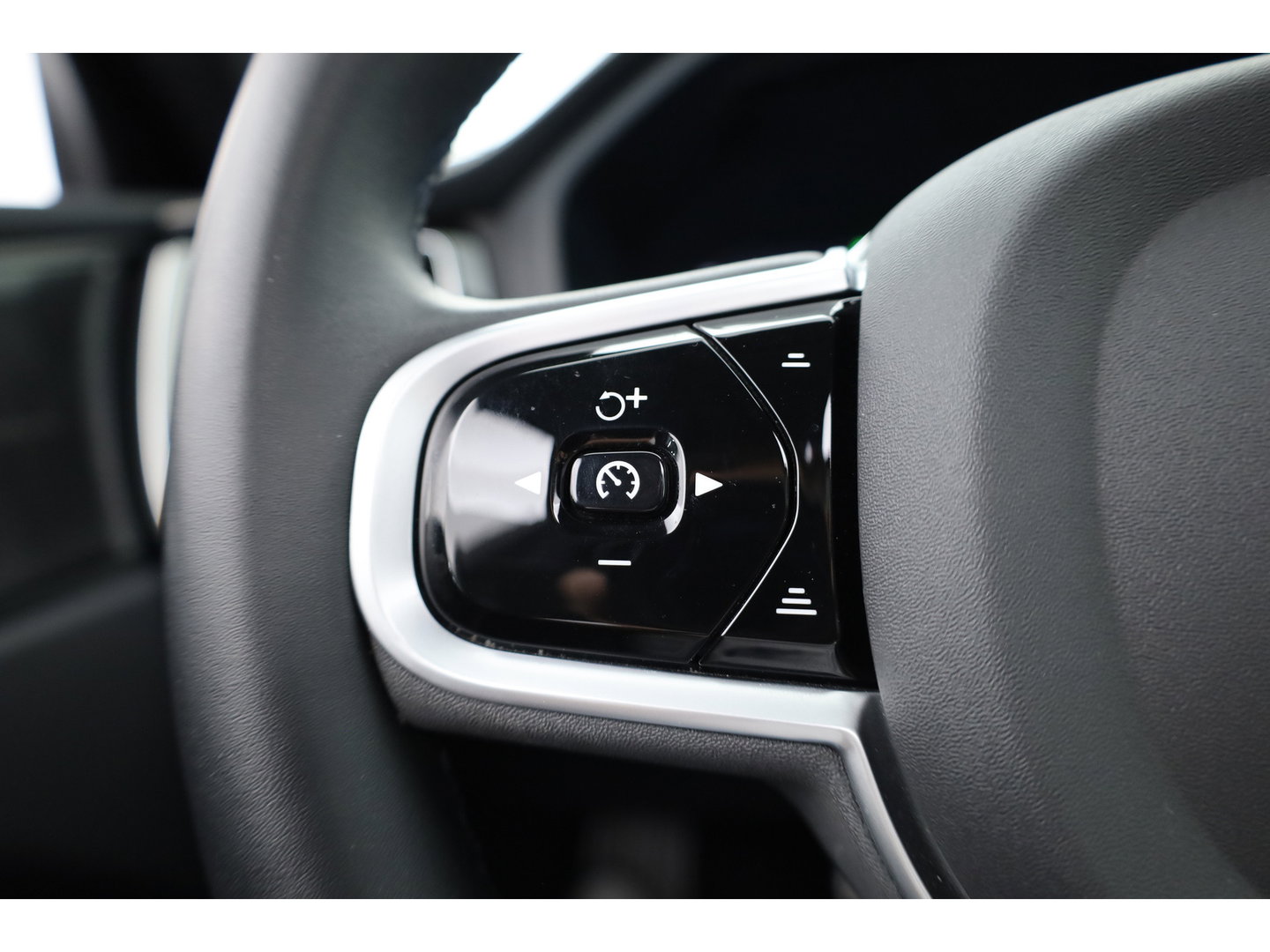 Volvo XC60 2.0 T6 Plug-in hybrid AWD R-Design Long Range | Luchtvering | Heico | Trekhaak | 360 camera | 22 inch | H&K Audio