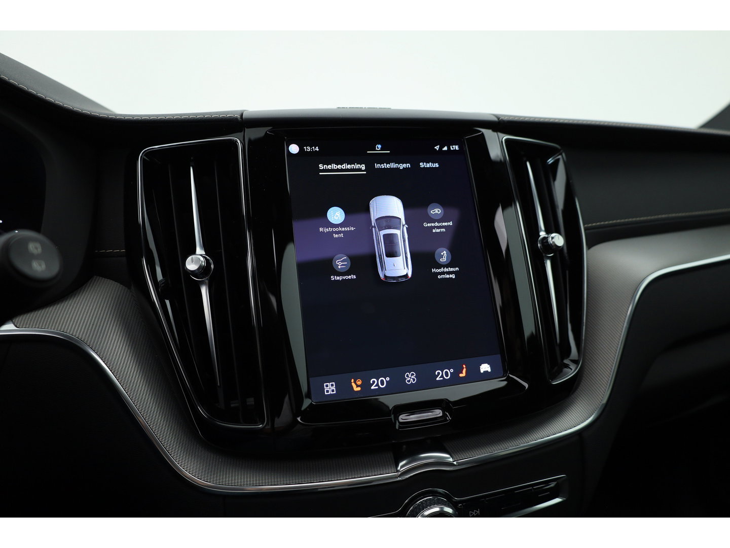 Volvo XC60 2.0 T6 Plug-in hybrid AWD R-Design Long Range | Luchtvering | Heico | Trekhaak | 360 camera | 22 inch | H&K Audio