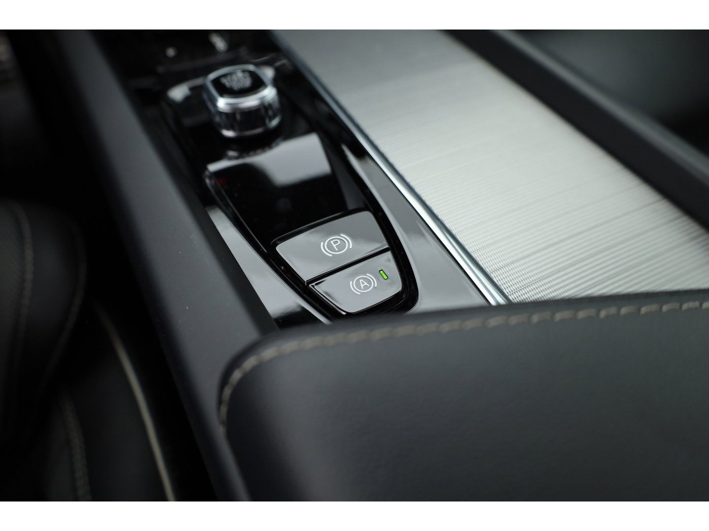 Volvo XC60 2.0 T6 Plug-in hybrid AWD R-Design Long Range | Luchtvering | Heico | Trekhaak | 360 camera | 22 inch | H&K Audio