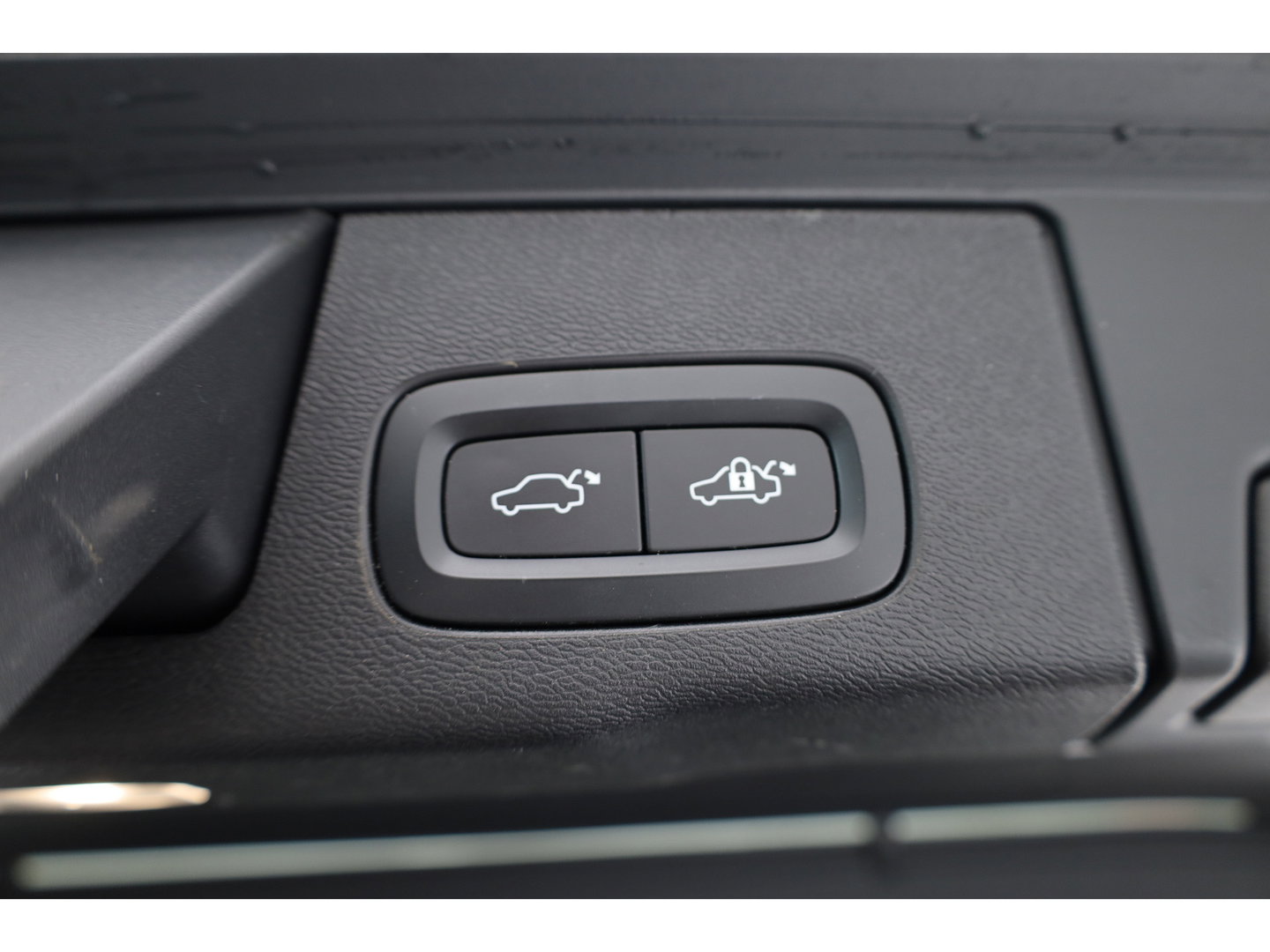 Volvo XC60 2.0 T6 Plug-in hybrid AWD R-Design Long Range | Luchtvering | Heico | Trekhaak | 360 camera | 22 inch | H&K Audio
