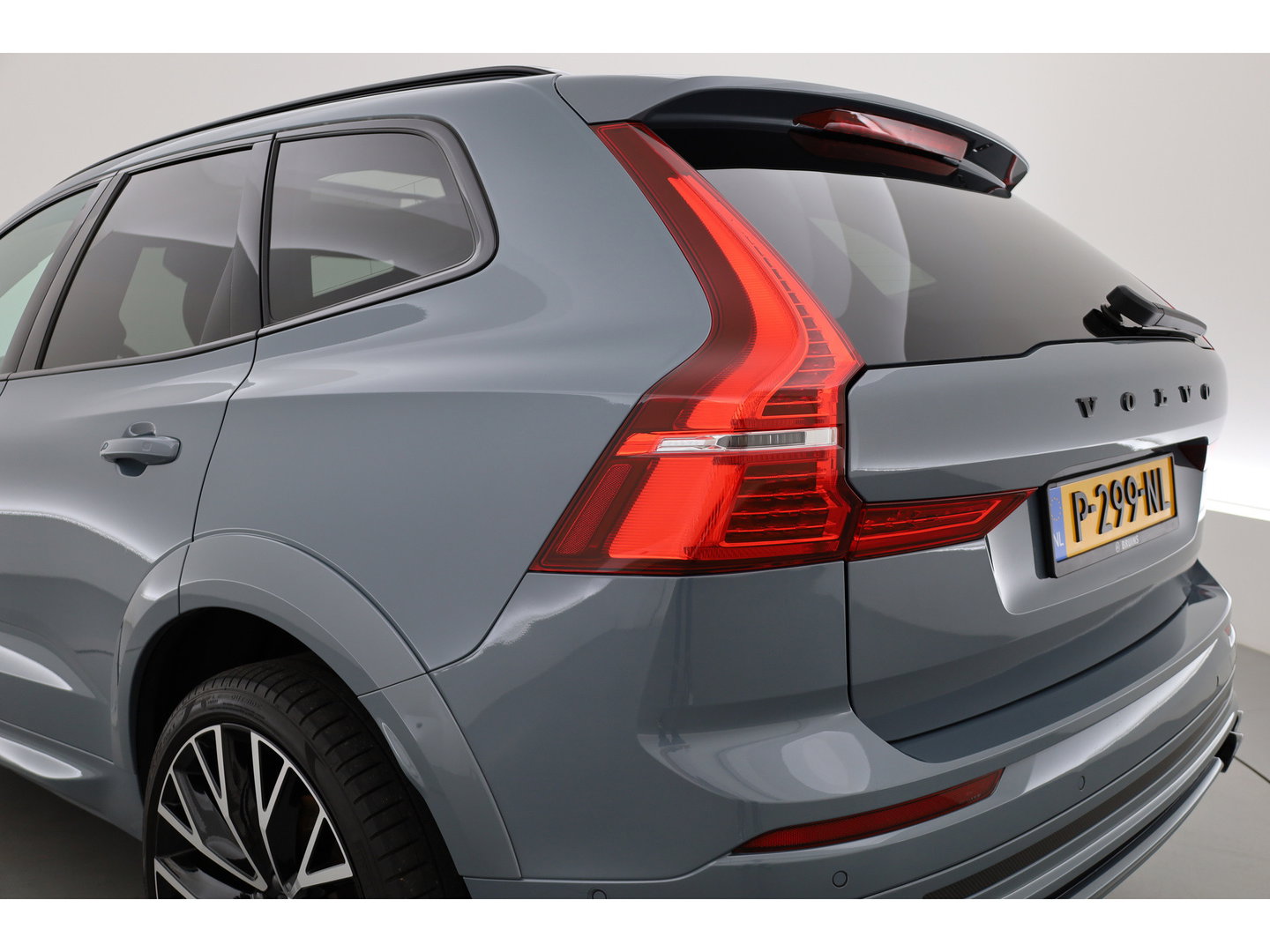 Volvo XC60 2.0 T6 Plug-in hybrid AWD R-Design Long Range | Luchtvering | Heico | Trekhaak | 360 camera | 22 inch | H&K Audio