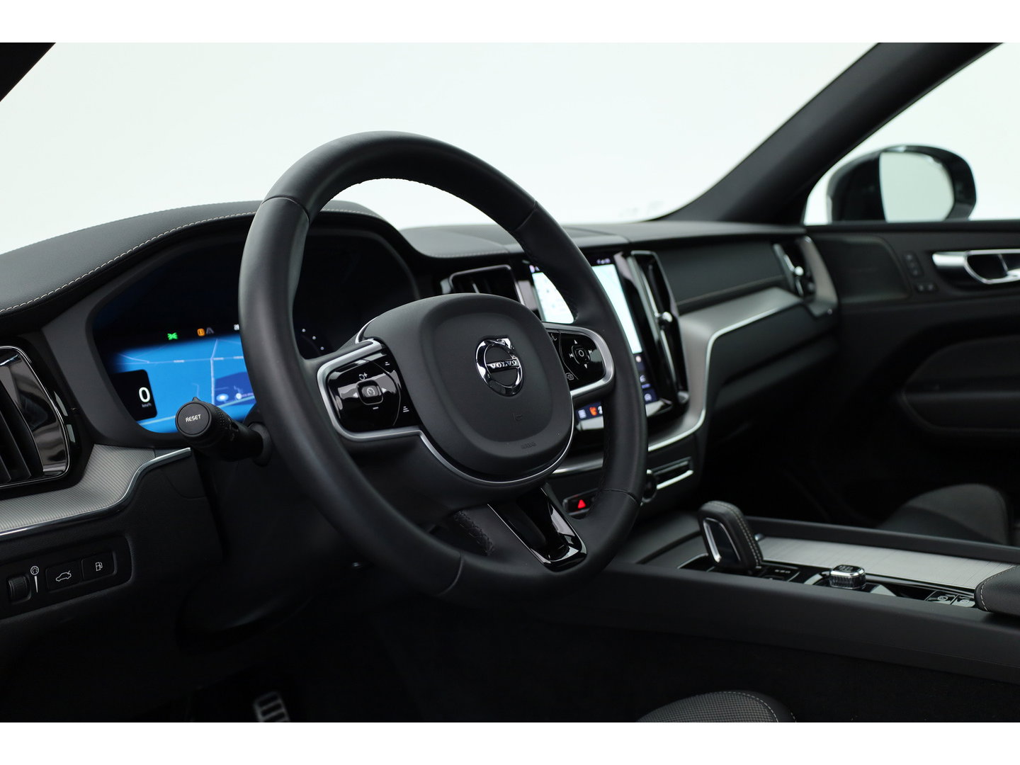 Volvo XC60 2.0 T6 Plug-in hybrid AWD R-Design Long Range | Luchtvering | Heico | Trekhaak | 360 camera | 22 inch | H&K Audio