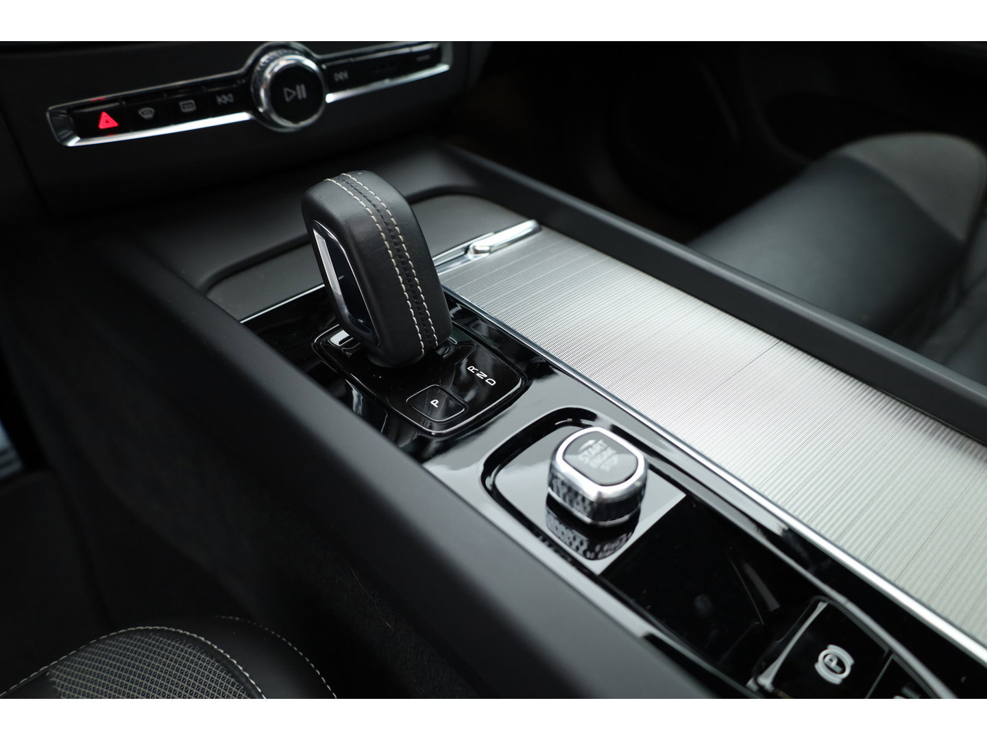 Volvo XC60 2.0 T6 Plug-in hybrid AWD R-Design Long Range | Luchtvering | Heico | Trekhaak | 360 camera | 22 inch | H&K Audio