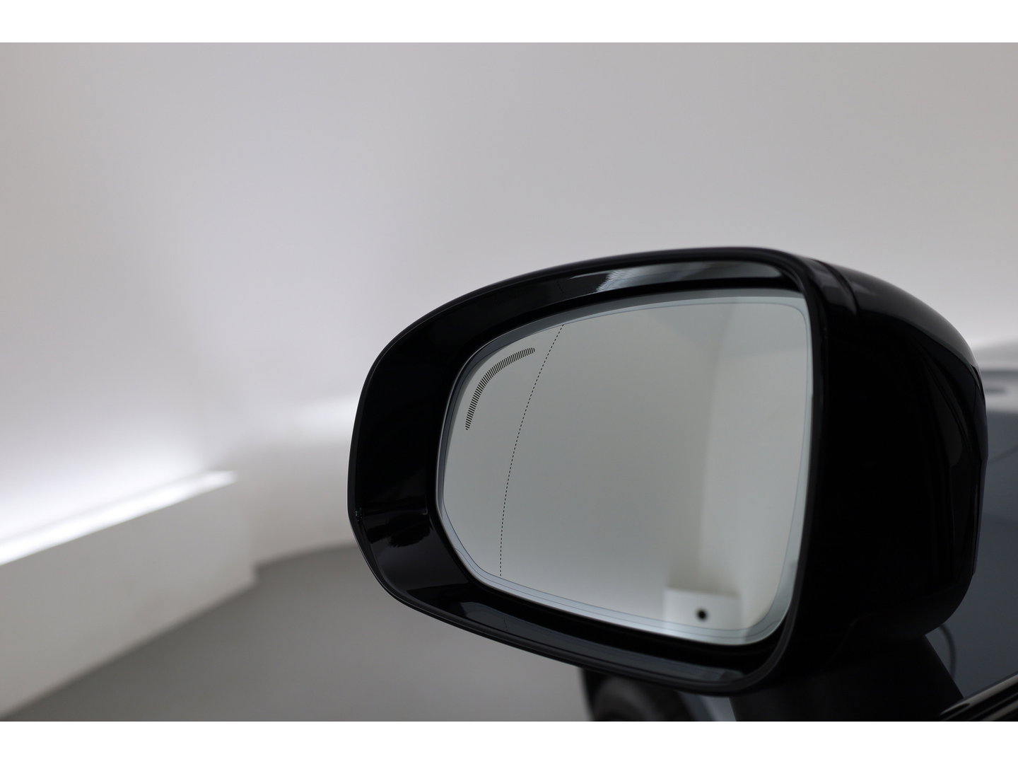 Volvo XC60 2.0 T6 Plug-in hybrid AWD R-Design Long Range | Luchtvering | Heico | Trekhaak | 360 camera | 22 inch | H&K Audio
