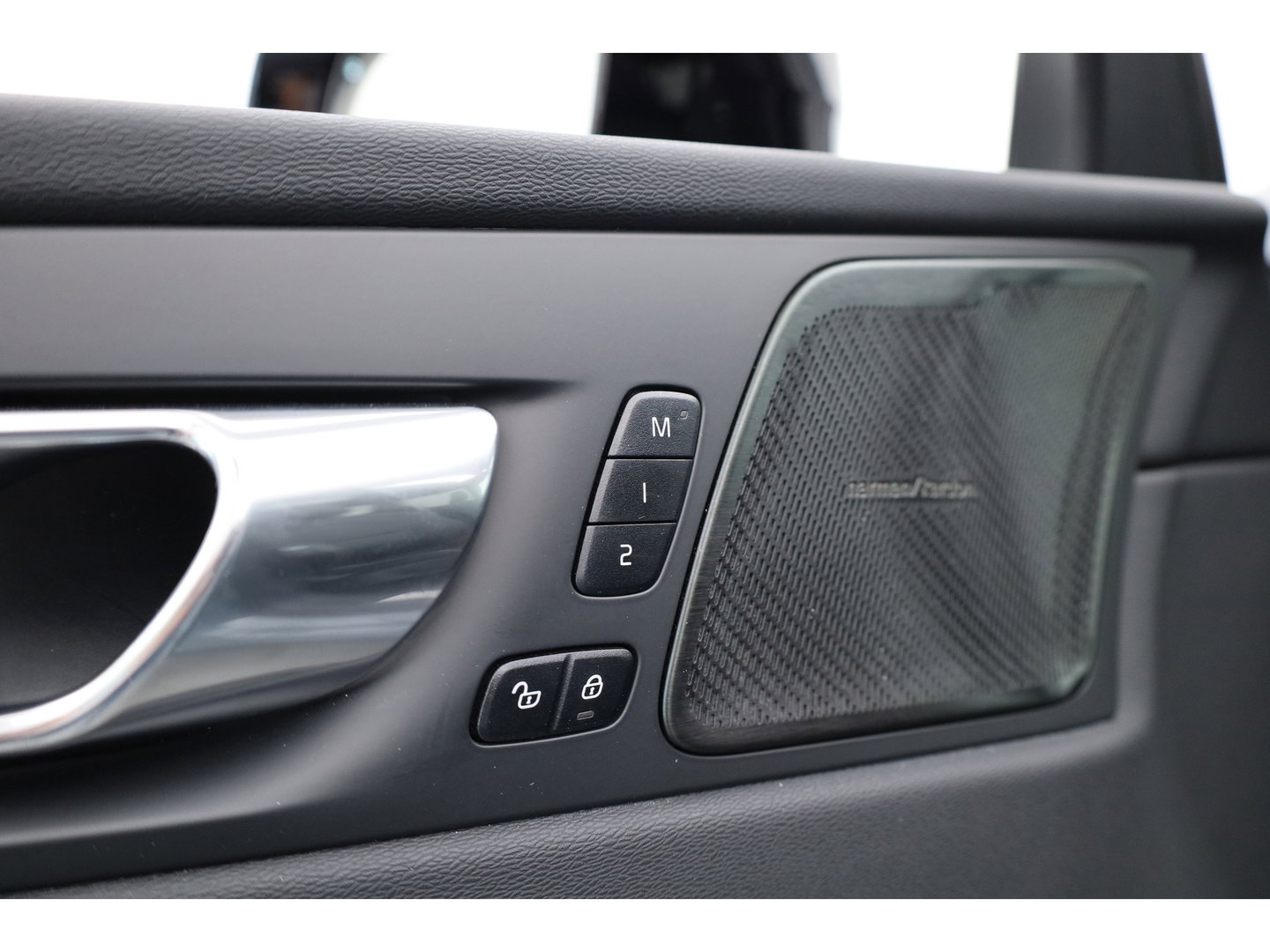 Volvo XC60 2.0 T6 Plug-in hybrid AWD R-Design Long Range | Luchtvering | Heico | Trekhaak | 360 camera | 22 inch | H&K Audio