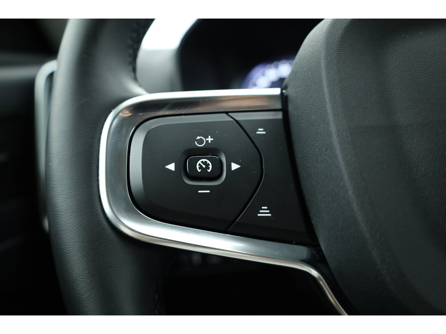 Volvo XC40 1.5 T5 Recharge Plus Bright | Facelift | Leer | Elek. stoelen | H&K Audio | Stoel + stuurverw. |