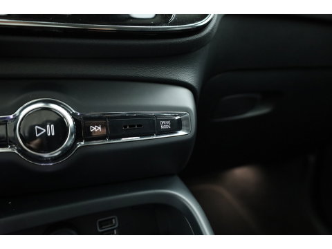 Volvo XC40 1.5 T5 Recharge Plus Bright | Facelift | Leer | Elek. stoelen | H&K Audio | Stoel + stuurverw. |