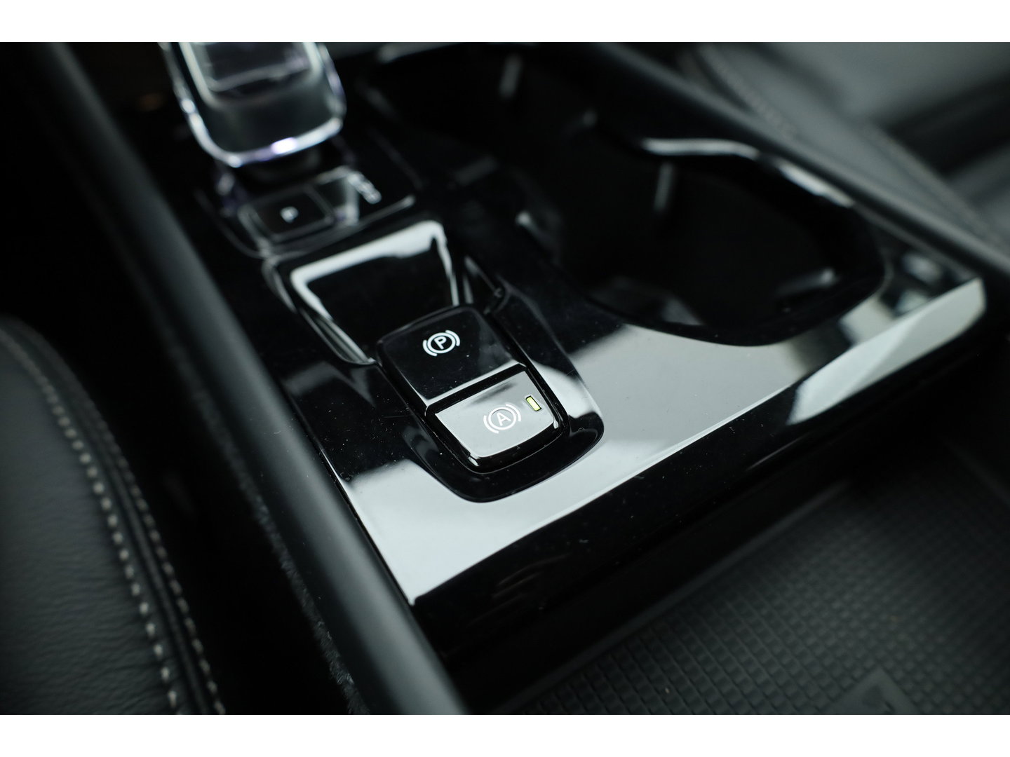 Volvo XC40 1.5 T5 Recharge Plus Bright | Facelift | Leer | Elek. stoelen | H&K Audio | Stoel + stuurverw. |