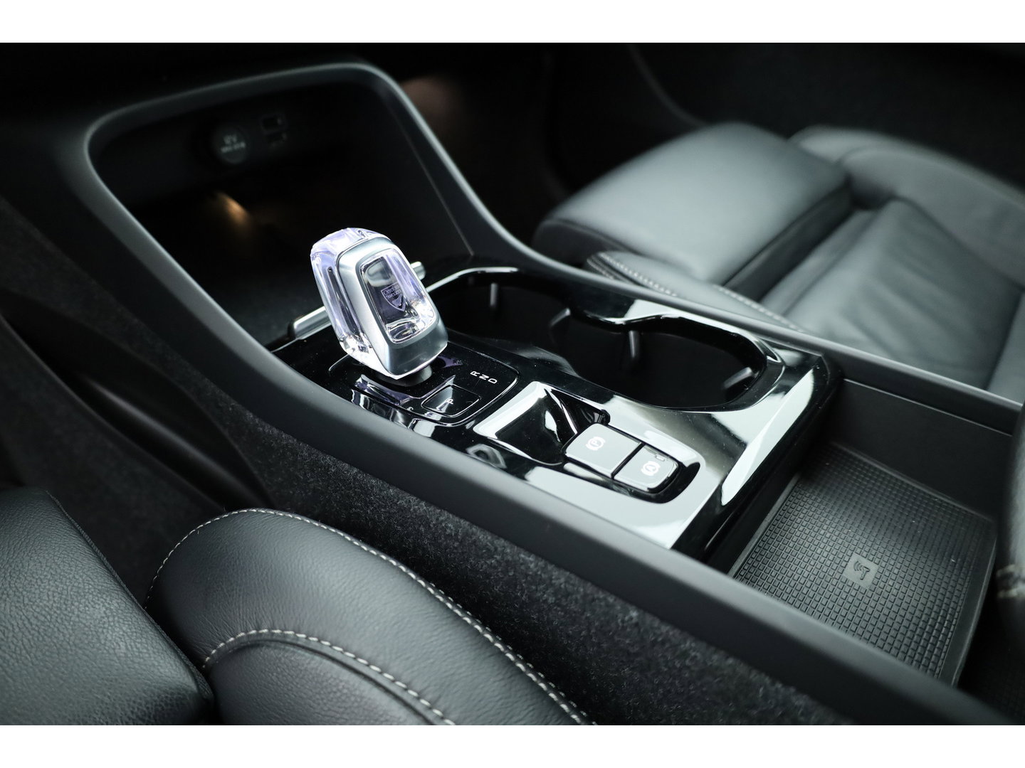 Volvo XC40 1.5 T5 Recharge Plus Bright | Facelift | Leer | Elek. stoelen | H&K Audio | Stoel + stuurverw. |