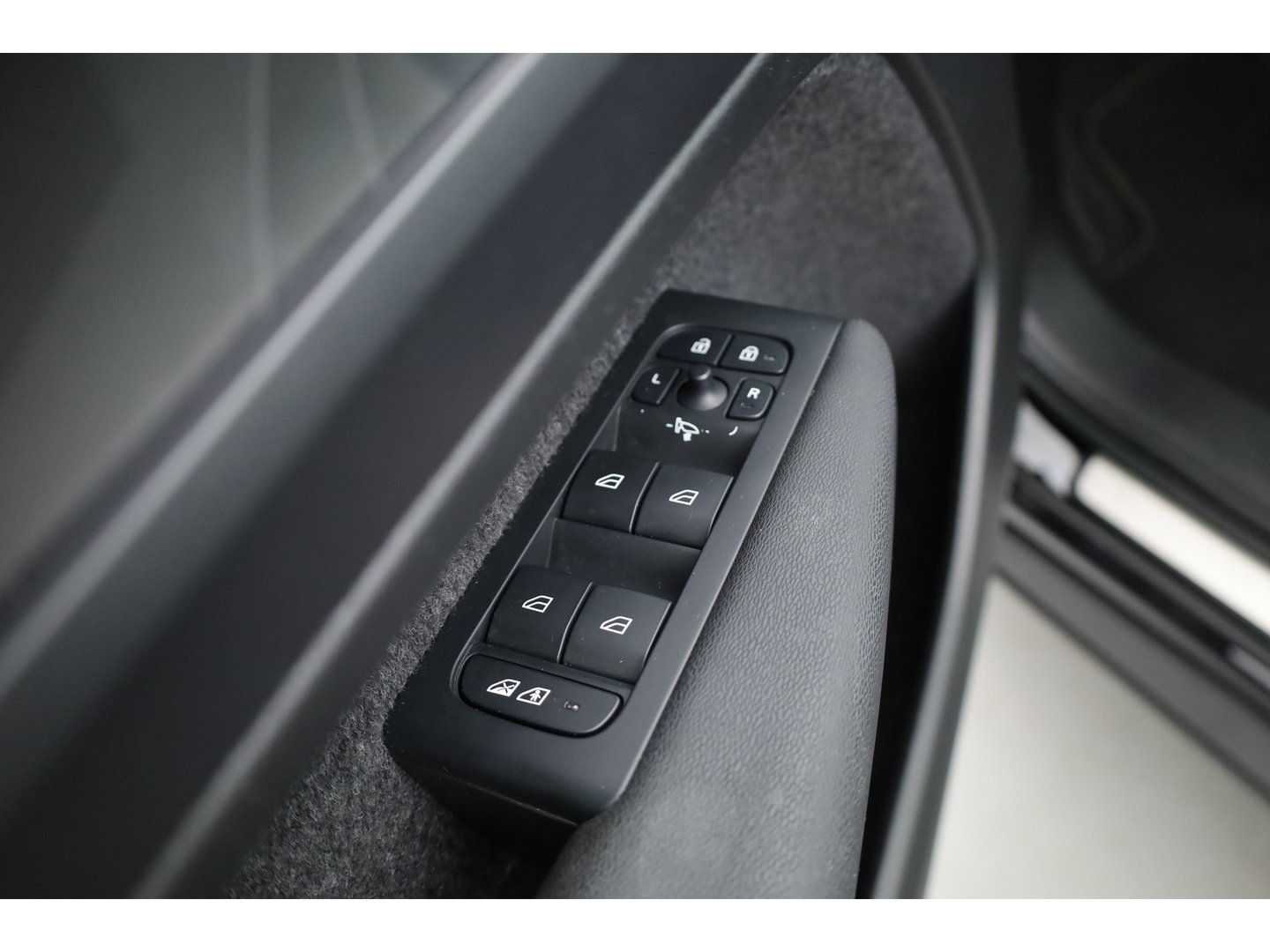 Volvo XC40 1.5 T5 Recharge Plus Bright | Facelift | Leer | Elek. stoelen | H&K Audio | Stoel + stuurverw. |