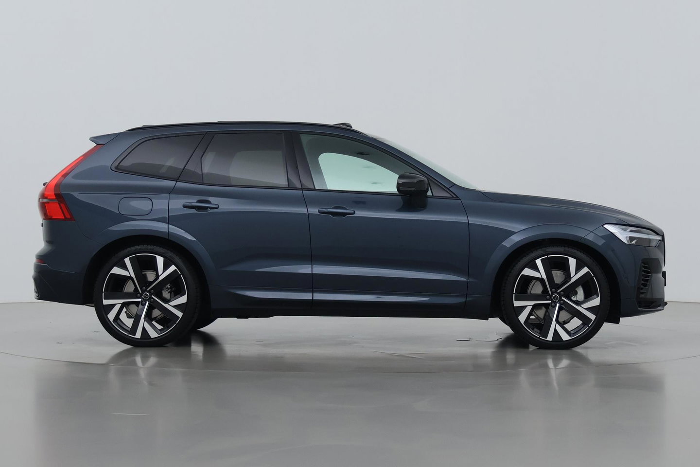 Volvo XC60 T6 Plug-in hybrid Ultra Black Edition | ACC | Luchtvering | Panoramadak | Bowers&Wilkins | Trekhaak | 360° Camera | Massage | Head-Up