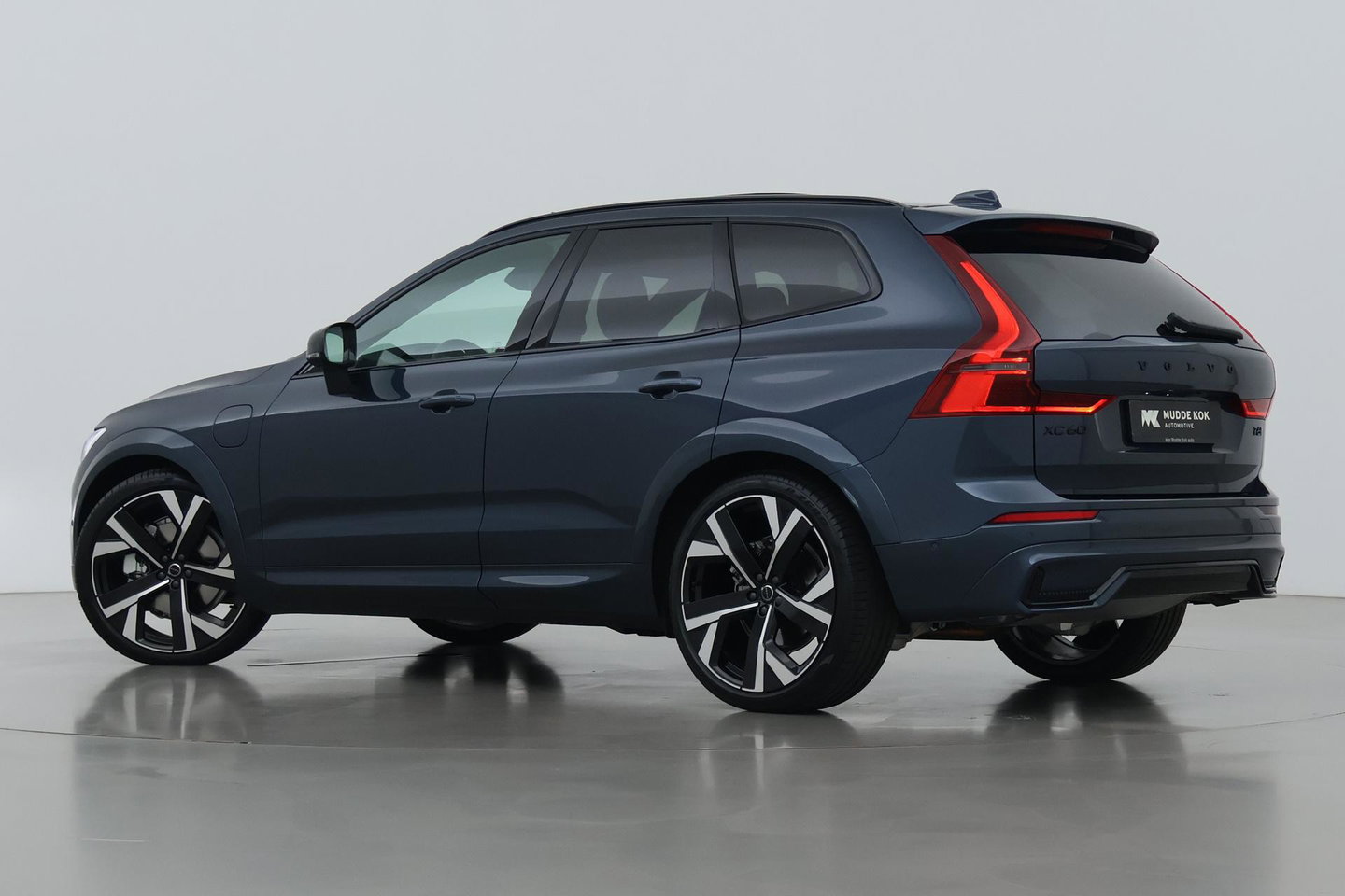 Volvo XC60 T6 Plug-in hybrid Ultra Black Edition | ACC | Luchtvering | Panoramadak | Bowers&Wilkins | Trekhaak | 360° Camera | Massage | Head-Up
