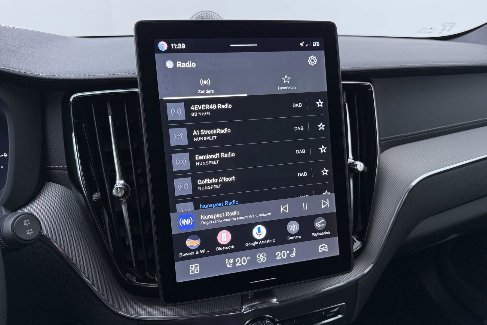 Volvo XC60 T6 Plug-in hybrid Ultra Black Edition | ACC | Luchtvering | Panoramadak | Bowers&Wilkins | Trekhaak | 360° Camera | Massage | Head-Up