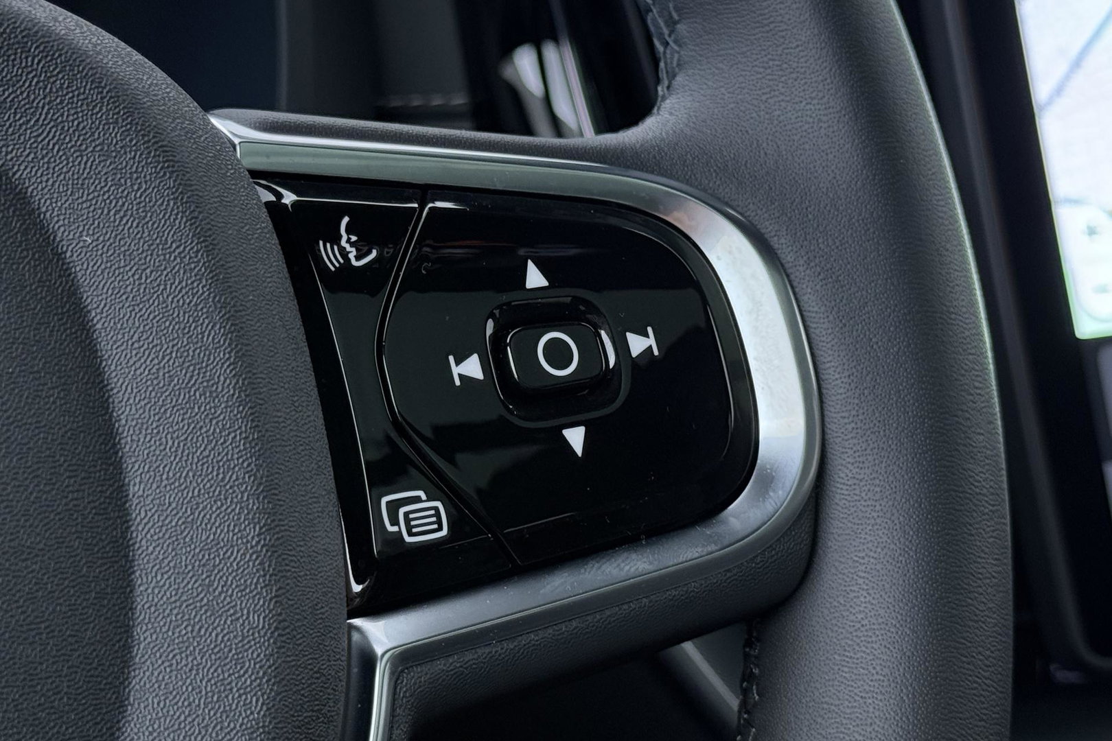 Volvo XC60 T6 Plug-in hybrid Ultra Black Edition | ACC | Luchtvering | Panoramadak | Bowers&Wilkins | Trekhaak | 360° Camera | Massage | Head-Up