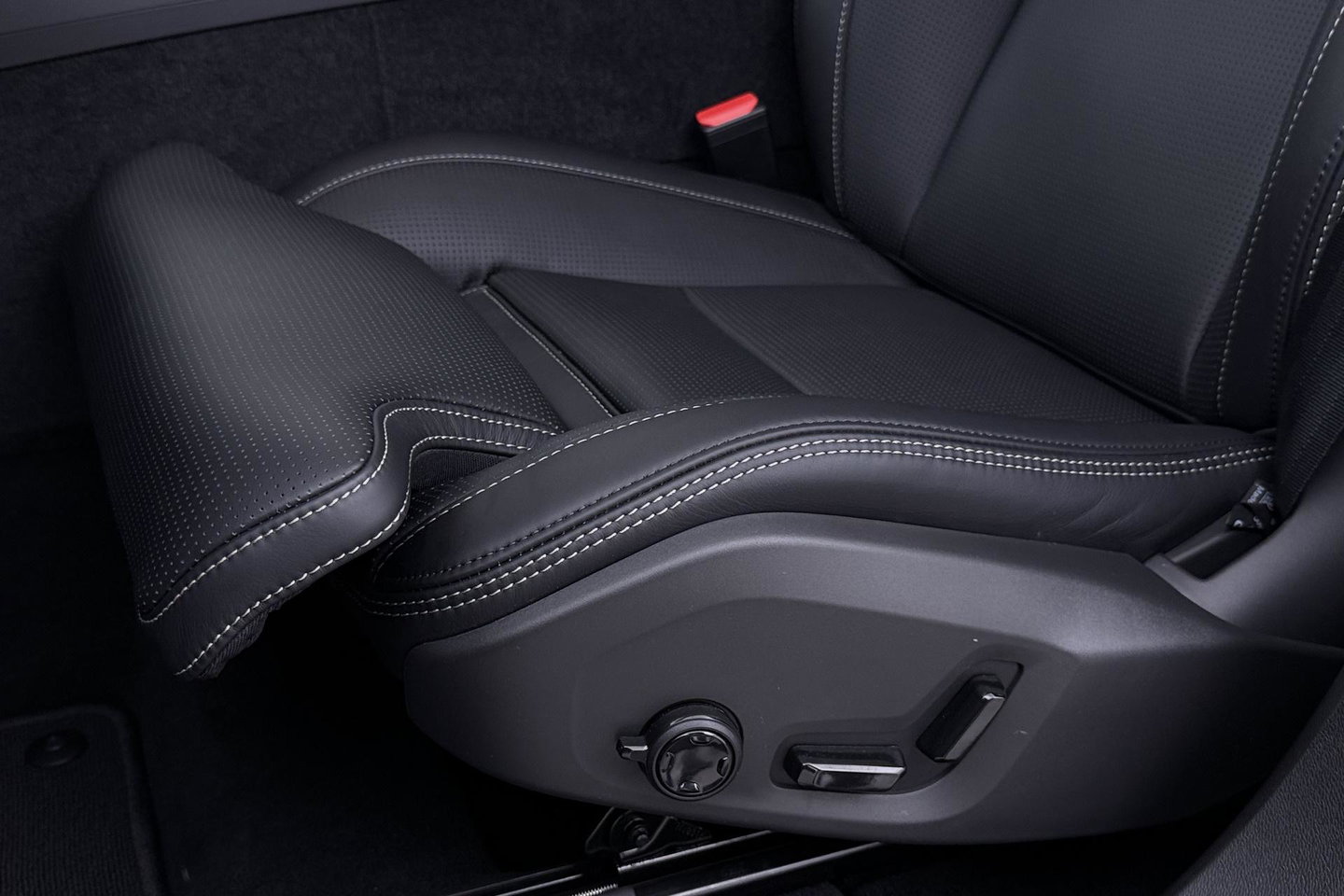 Volvo XC60 T6 Plug-in hybrid Ultra Black Edition | ACC | Luchtvering | Panoramadak | Bowers&Wilkins | Trekhaak | 360° Camera | Massage | Head-Up