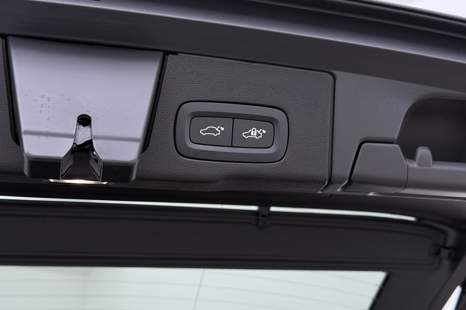 Volvo XC60 T6 Plug-in hybrid Ultra Black Edition | ACC | Luchtvering | Panoramadak | Bowers&Wilkins | Trekhaak | 360° Camera | Massage | Head-Up