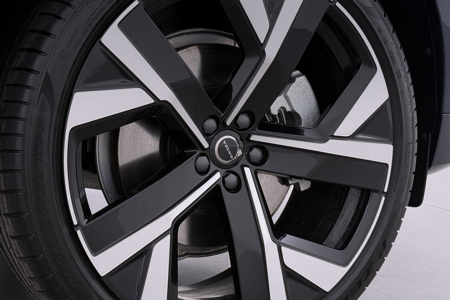 Volvo XC60 T6 Plug-in hybrid Ultra Black Edition | ACC | Luchtvering | Panoramadak | Bowers&Wilkins | Trekhaak | 360° Camera | Massage | Head-Up