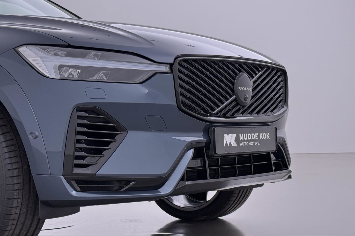 Volvo XC60 T6 Plug-in hybrid Ultra Black Edition | ACC | Luchtvering | Panoramadak | Bowers&Wilkins | Trekhaak | 360° Camera | Massage | Head-Up