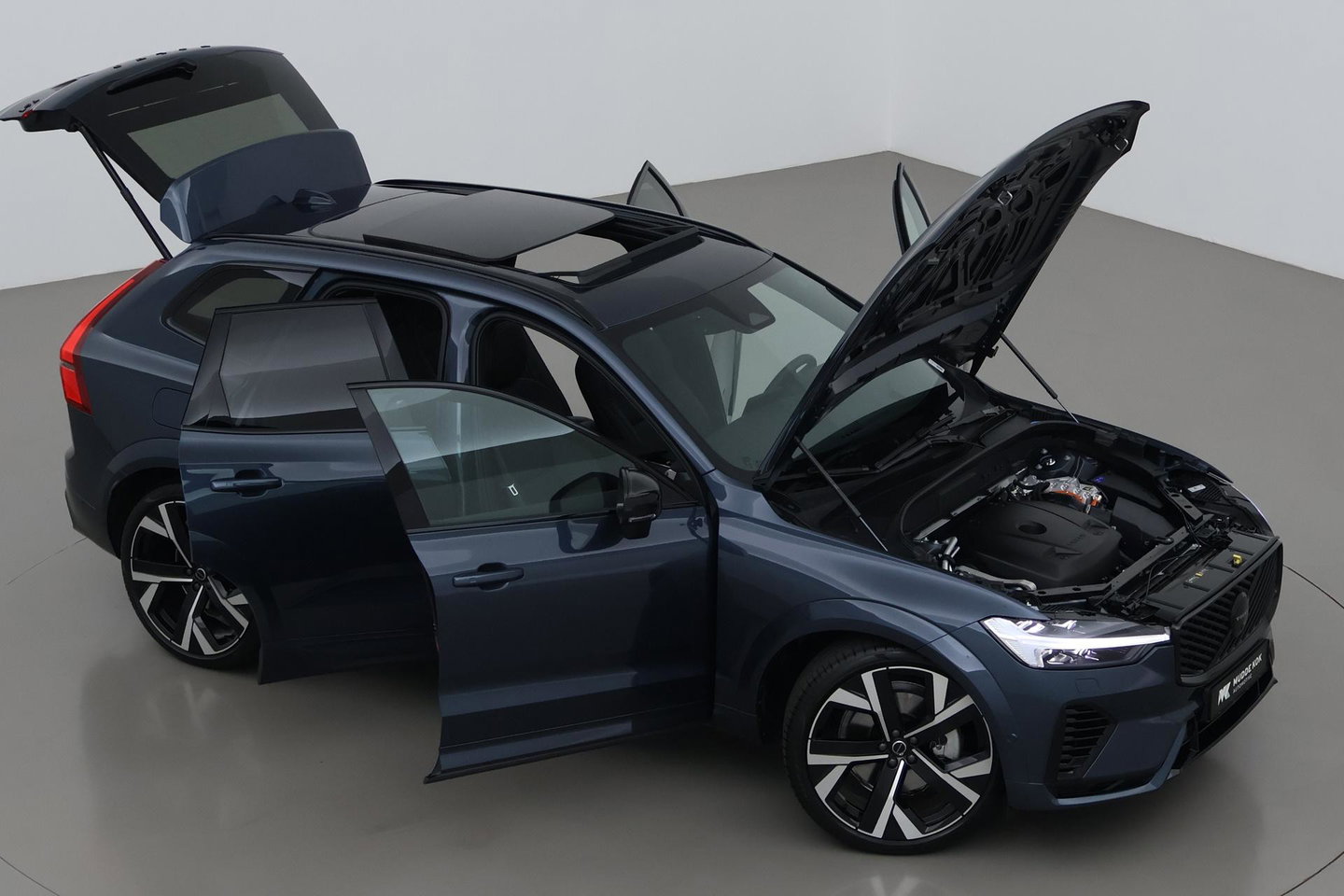 Volvo XC60 T6 Plug-in hybrid Ultra Black Edition | ACC | Luchtvering | Panoramadak | Bowers&Wilkins | Trekhaak | 360° Camera | Massage | Head-Up