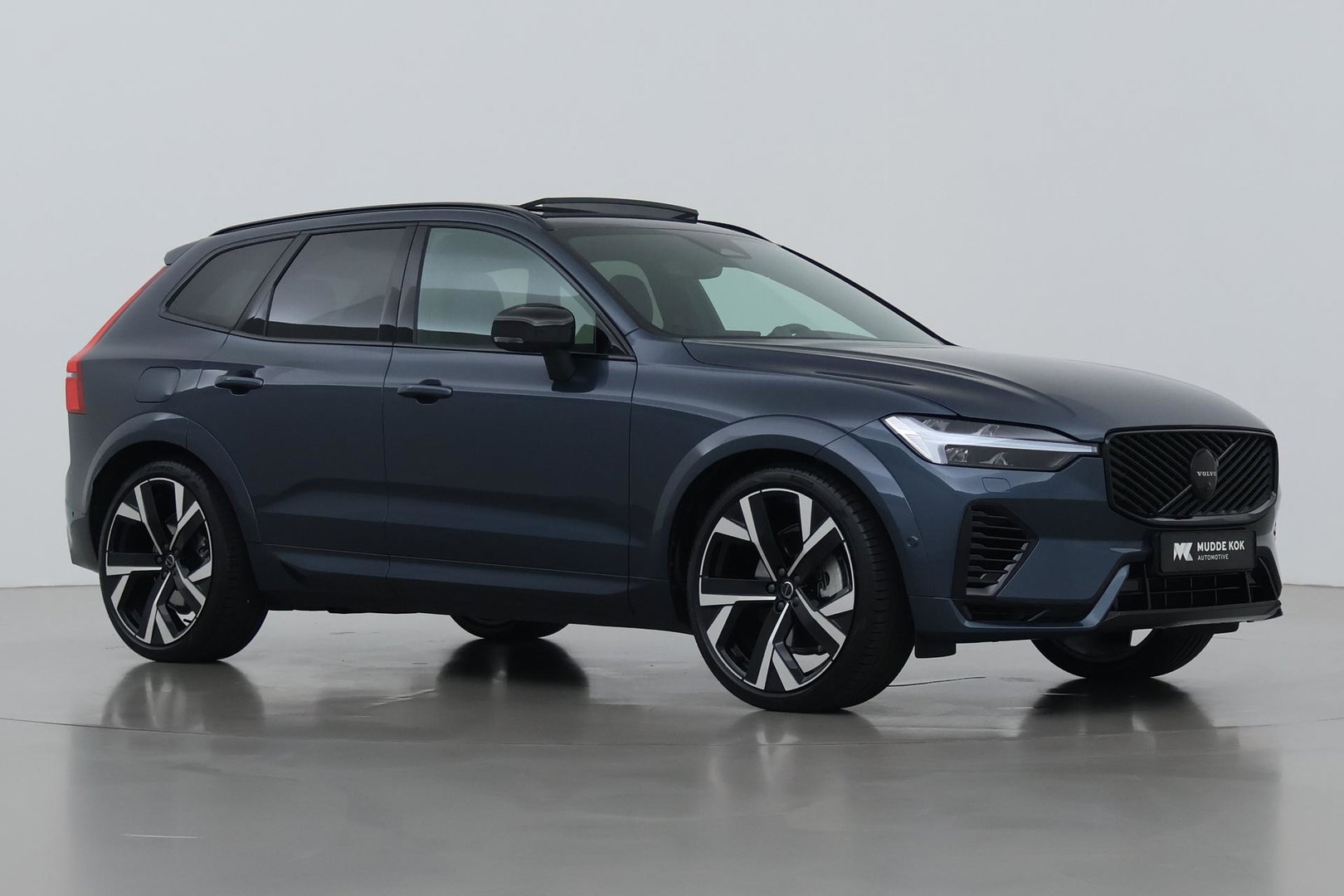 Volvo XC60 T6 Plug-in hybrid Ultra Black Edition | ACC | Luchtvering | Panoramadak | Bowers&Wilkins | Trekhaak | 360° Camera | Massage | Head-Up