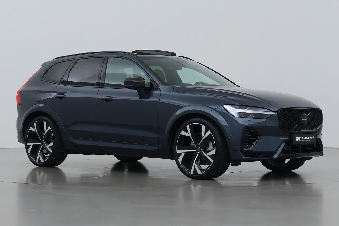 Volvo XC60 T6 Plug-in hybrid Ultra Black Edition | ACC | Luchtvering | Panoramadak | Bowers&Wilkins | Trekhaak | 360° Camera | Massage | Head-Up