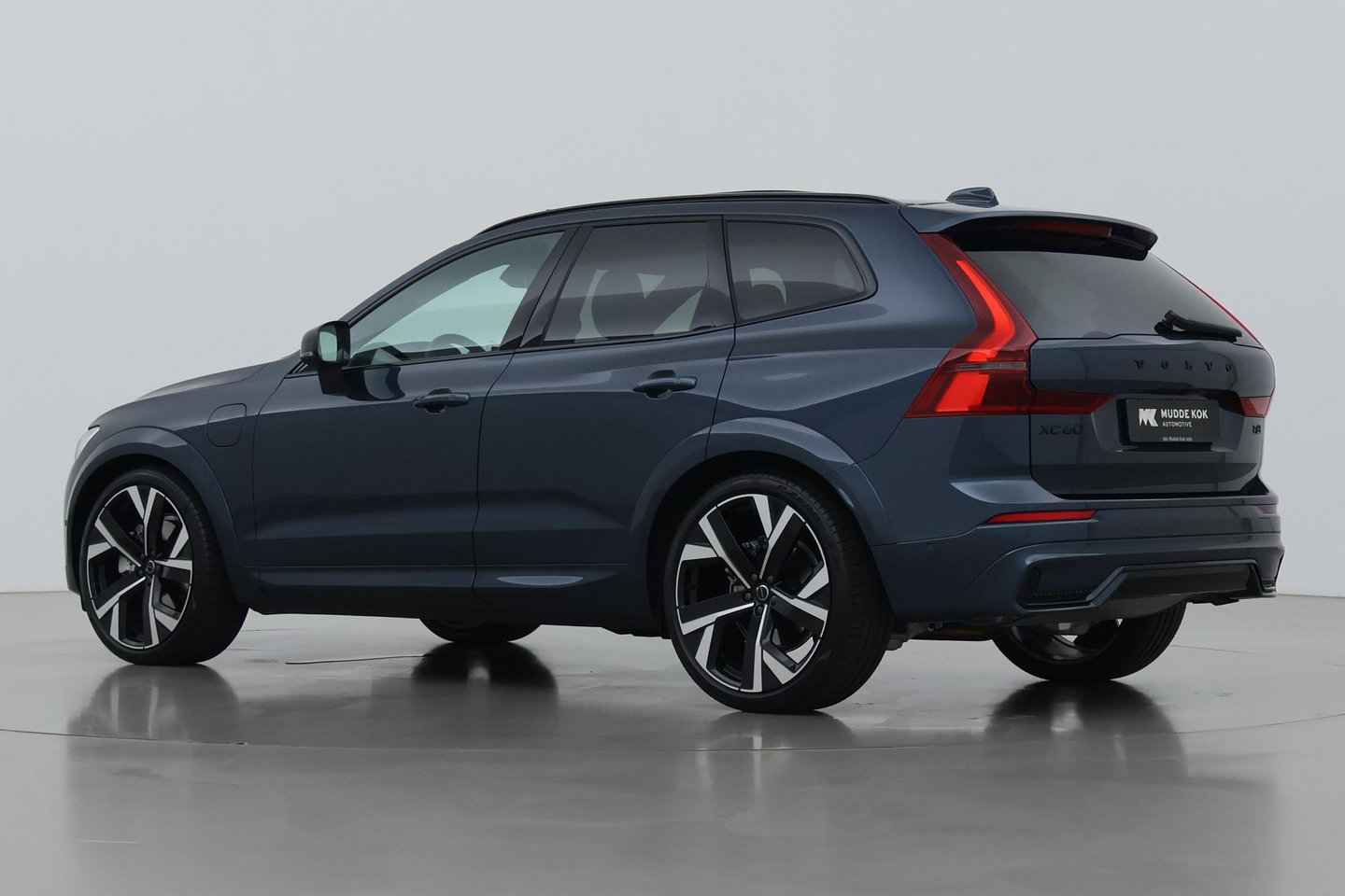 Volvo XC60 T6 Plug-in hybrid Ultra Black Edition | ACC | Luchtvering | Panoramadak | Bowers&Wilkins | Trekhaak | 360° Camera | Massage | Head-Up