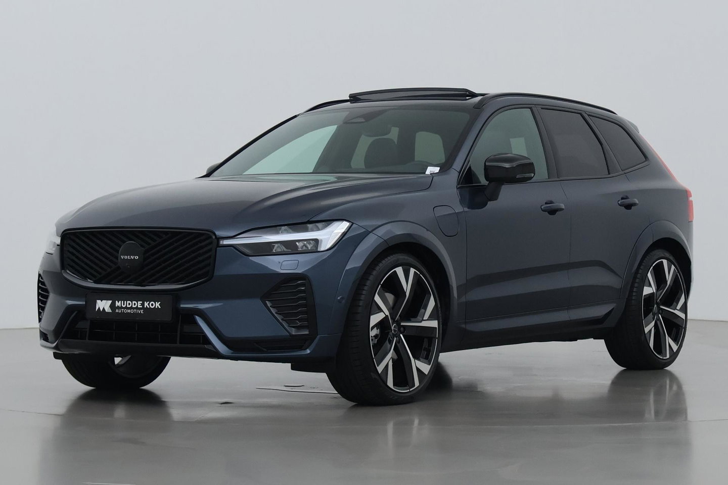 Volvo XC60 T6 Plug-in hybrid Ultra Black Edition | ACC | Luchtvering | Panoramadak | Bowers&Wilkins | Trekhaak | 360° Camera | Massage | Head-Up