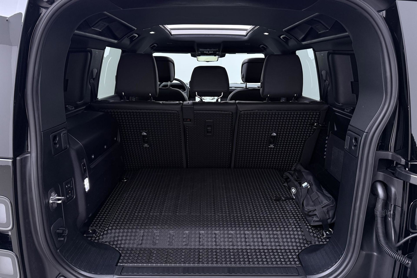 Land Rover Defender 2.0 P300e 110 X-Dynamic HSE | ACC | Trekhaak | Luchtvering | 360° Camera | Head-Up | Meridian Surround | Panoramadak | Stoelventilatie