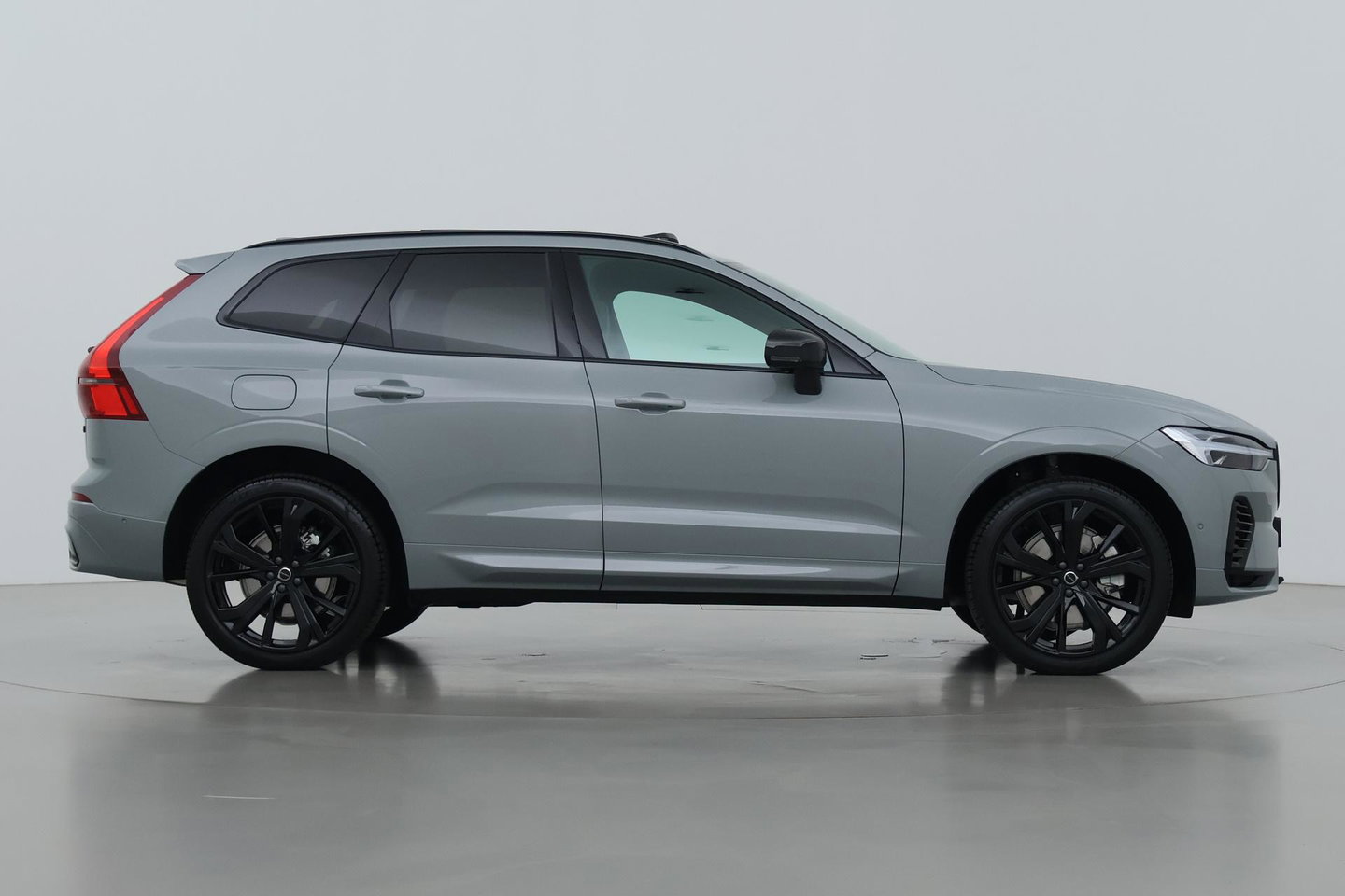 Volvo XC60 T6 Plug-in hybrid Plus Black Edition | ACC | Bowers&Wilkins | Panoramadak | Trekhaak | 360° Camera | Massage+Ventilatie | Head-Up | 21 Inch