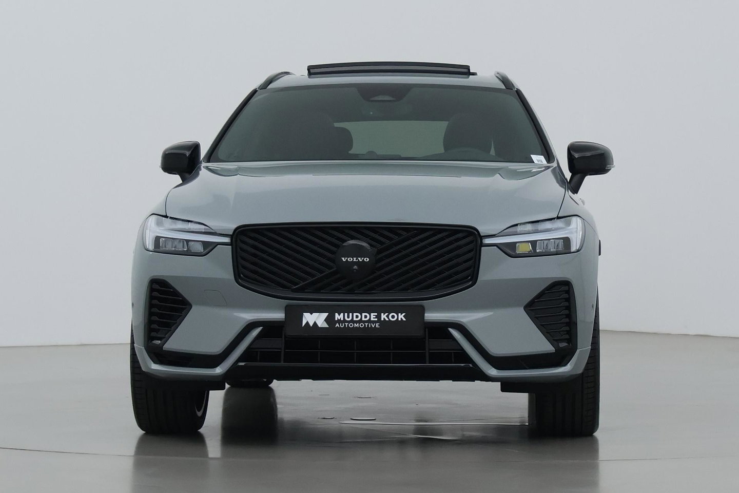 Volvo XC60 T6 Plug-in hybrid Plus Black Edition | ACC | Bowers&Wilkins | Panoramadak | Trekhaak | 360° Camera | Massage+Ventilatie | Head-Up | 21 Inch