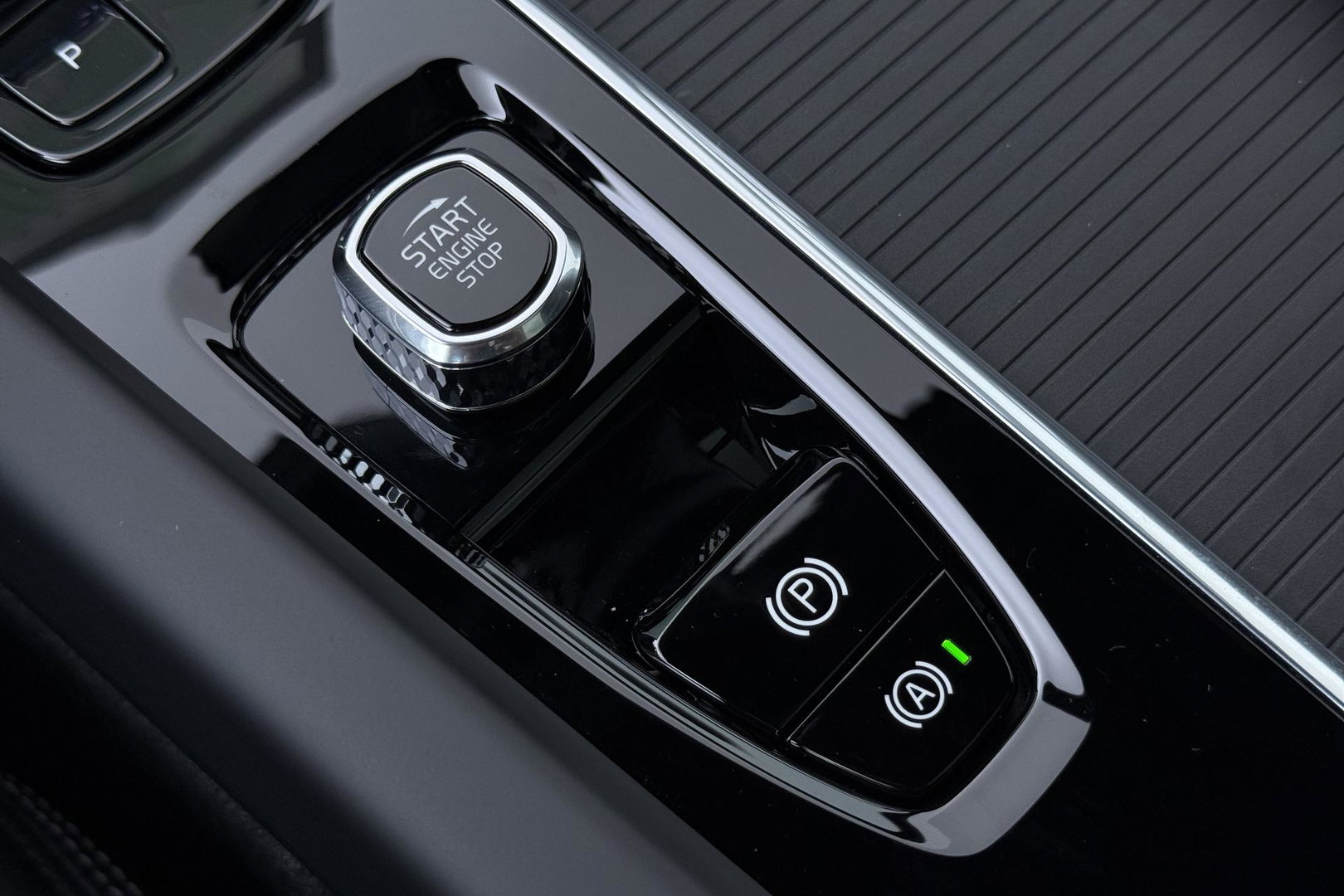 Volvo XC60 T6 Plug-in hybrid Plus Black Edition | ACC | Bowers&Wilkins | Panoramadak | Trekhaak | 360° Camera | Massage+Ventilatie | Head-Up | 21 Inch