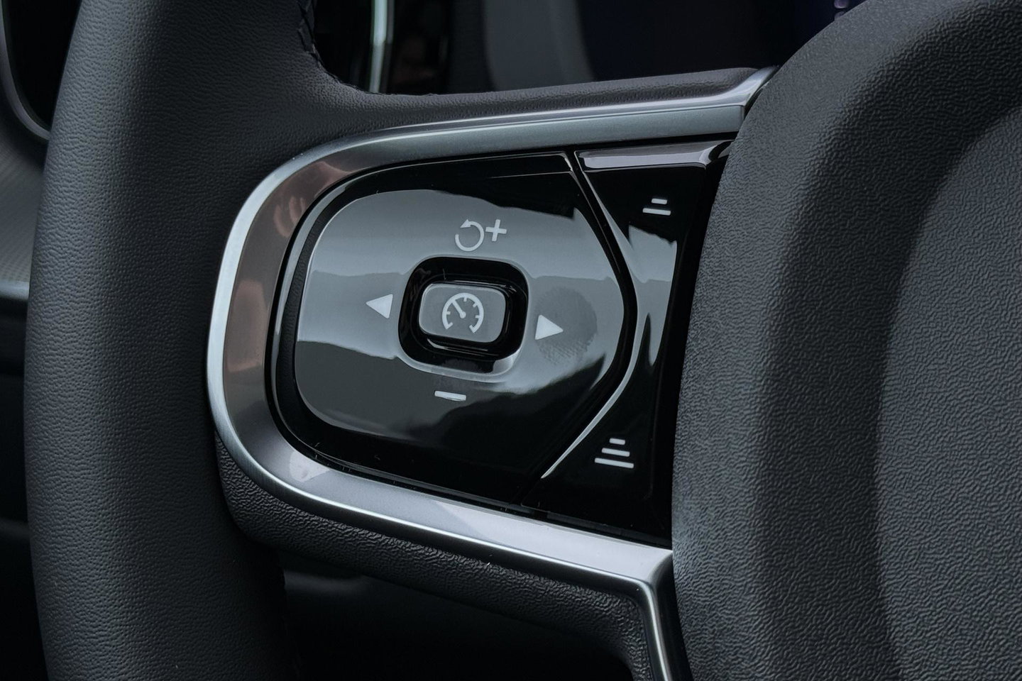 Volvo XC60 T6 Plug-in hybrid Plus Black Edition | ACC | Bowers&Wilkins | Panoramadak | Trekhaak | 360° Camera | Massage+Ventilatie | Head-Up | 21 Inch