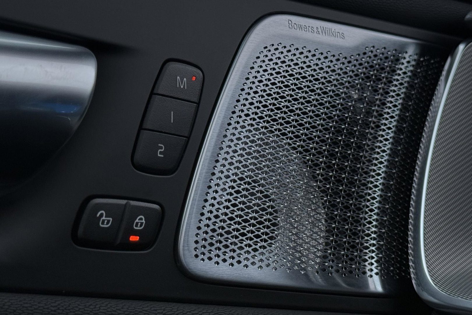 Volvo XC60 T6 Plug-in hybrid Plus Black Edition | ACC | Bowers&Wilkins | Panoramadak | Trekhaak | 360° Camera | Massage+Ventilatie | Head-Up | 21 Inch