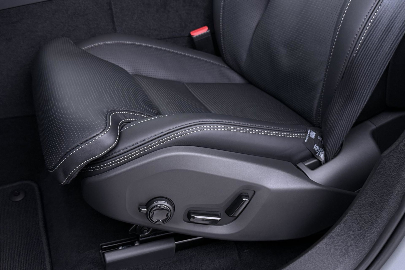 Volvo XC60 T6 Plug-in hybrid Plus Black Edition | ACC | Bowers&Wilkins | Panoramadak | Trekhaak | 360° Camera | Massage+Ventilatie | Head-Up | 21 Inch