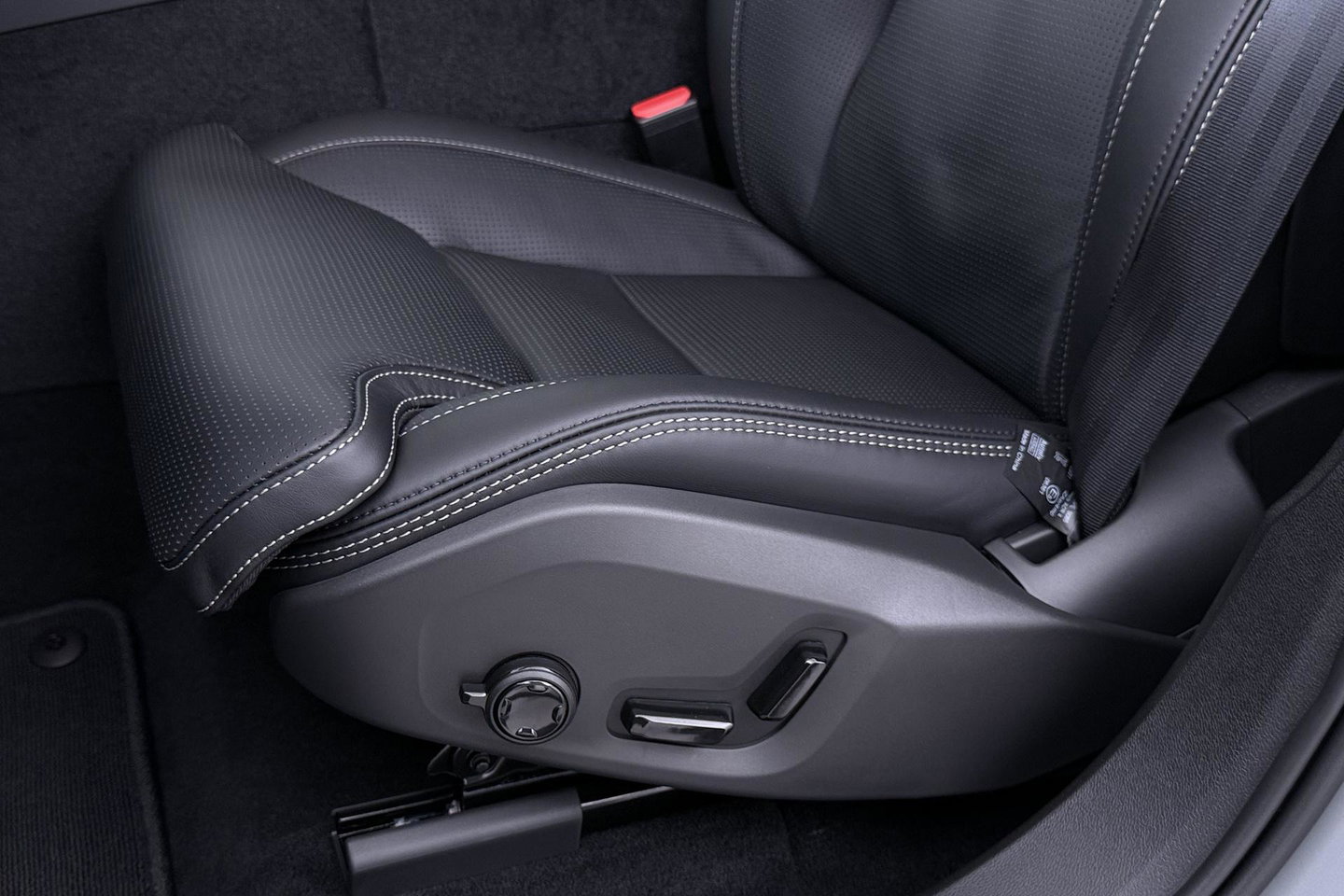 Volvo XC60 T6 Plug-in hybrid Plus Black Edition | ACC | Bowers&Wilkins | Panoramadak | Trekhaak | 360° Camera | Massage+Ventilatie | Head-Up | 21 Inch