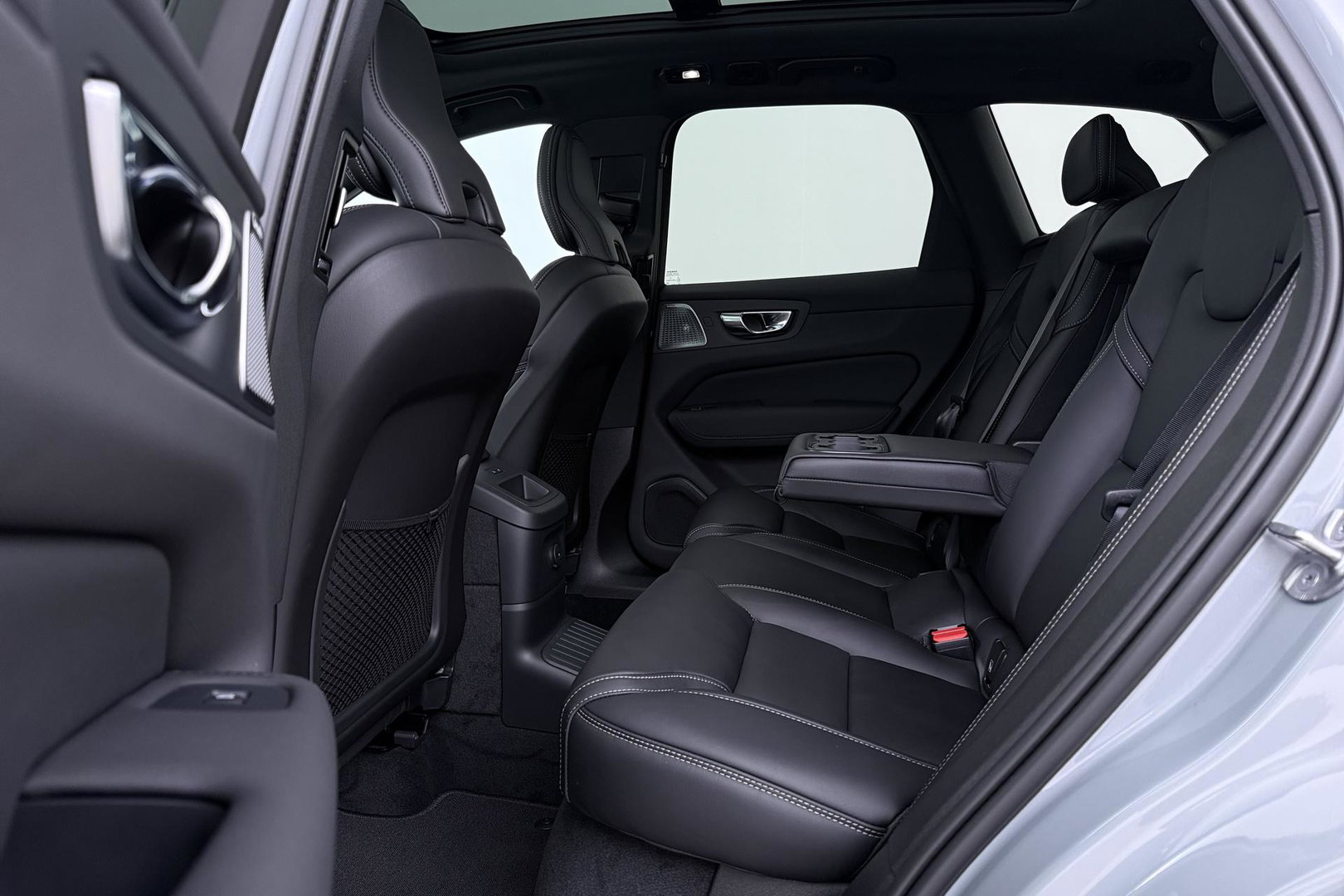 Volvo XC60 T6 Plug-in hybrid Plus Black Edition | ACC | Bowers&Wilkins | Panoramadak | Trekhaak | 360° Camera | Massage+Ventilatie | Head-Up | 21 Inch