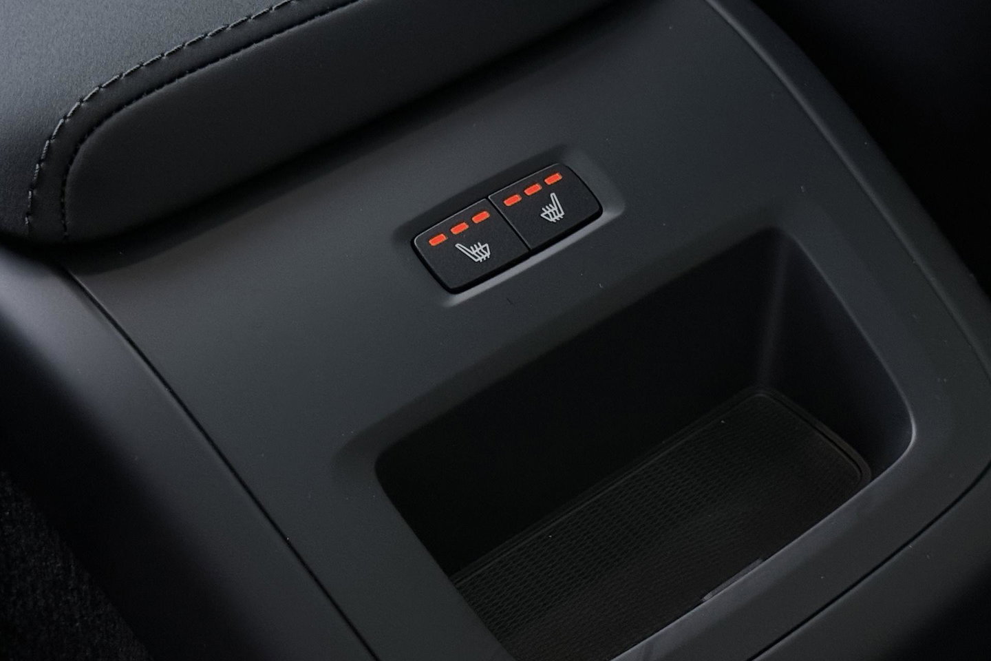 Volvo XC60 T6 Plug-in hybrid Plus Black Edition | ACC | Bowers&Wilkins | Panoramadak | Trekhaak | 360° Camera | Massage+Ventilatie | Head-Up | 21 Inch