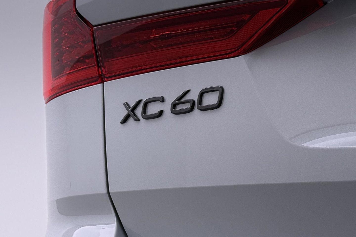 Volvo XC60 T6 Plug-in hybrid Plus Black Edition | ACC | Bowers&Wilkins | Panoramadak | Trekhaak | 360° Camera | Massage+Ventilatie | Head-Up | 21 Inch