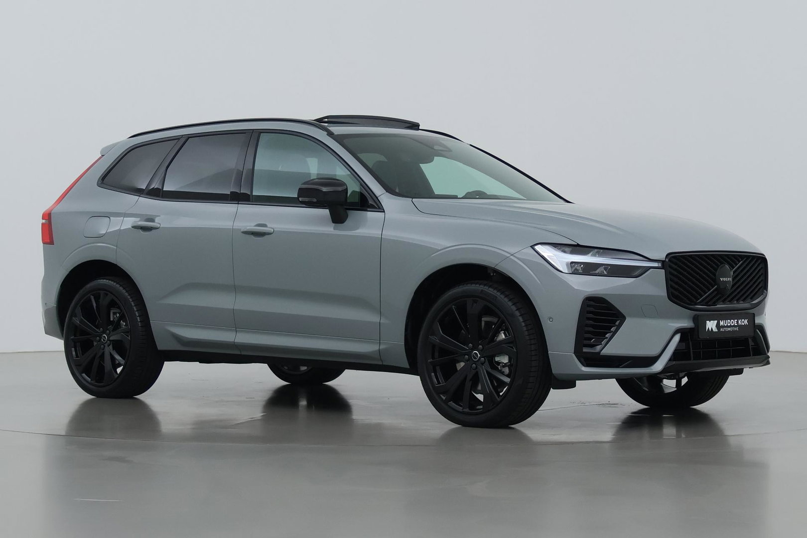 Volvo XC60 T6 Plug-in hybrid Plus Black Edition | ACC | Bowers&Wilkins | Panoramadak | Trekhaak | 360° Camera | Massage+Ventilatie | Head-Up | 21 Inch