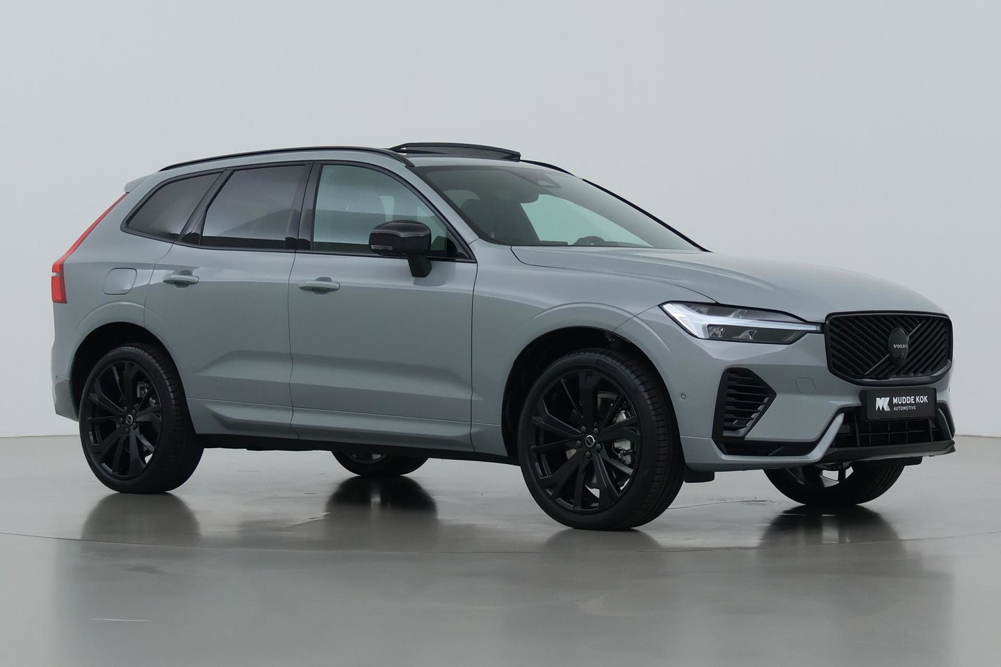 Volvo XC60 T6 Plug-in hybrid Plus Black Edition | ACC | Bowers&Wilkins | Panoramadak | Trekhaak | 360° Camera | Massage+Ventilatie | Head-Up | 21 Inch