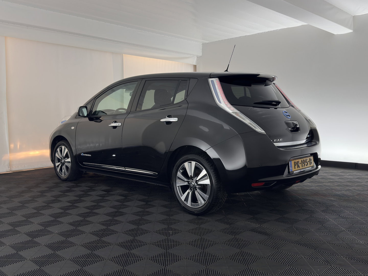 Nissan Leaf Business Edition 30 kWh Aut. *LEATHER | FULL-LED | BOSE-SURROUND | TOPVIEW | KEYLESS | NAVI-FULLMAP | ECC | HEATED-COMFORTSEATS | PRIVACYGLASS | DIGI-COCKPIT | DAB | 17"ALU*