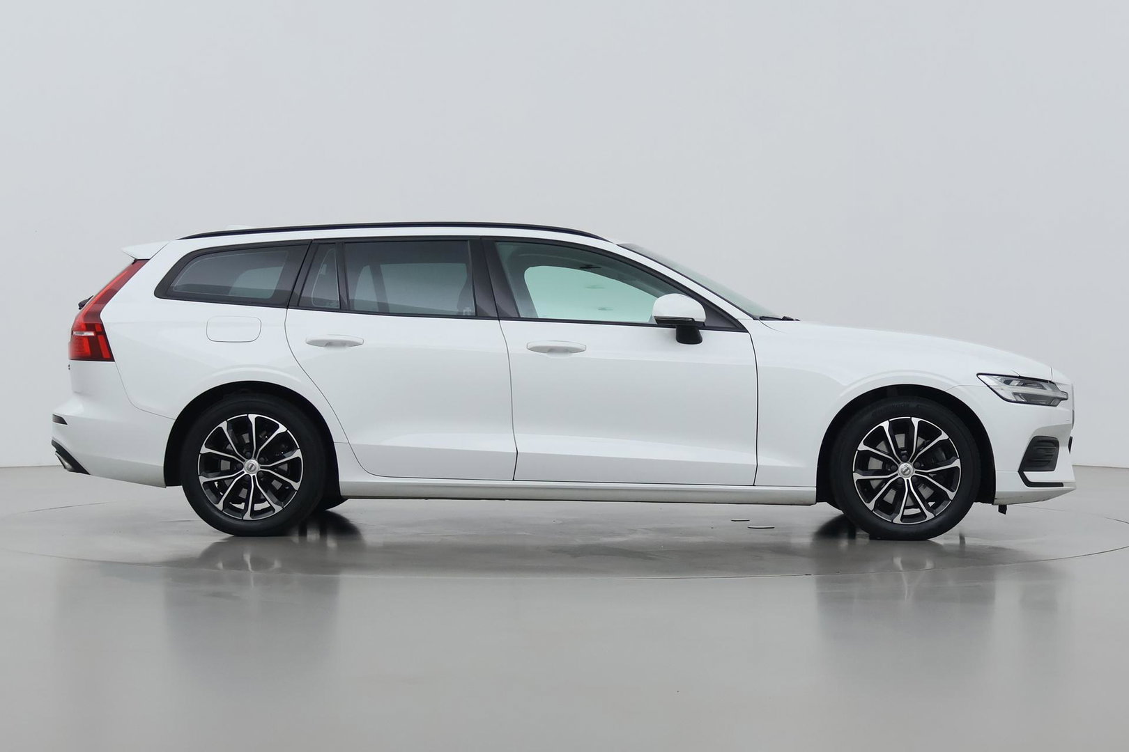 Volvo V60 2.0 B3 Momentum LEES TEKST | Trekhaak | Camera | Stoel+Stuurverwarming | Apple Carplay | Getint Glas
