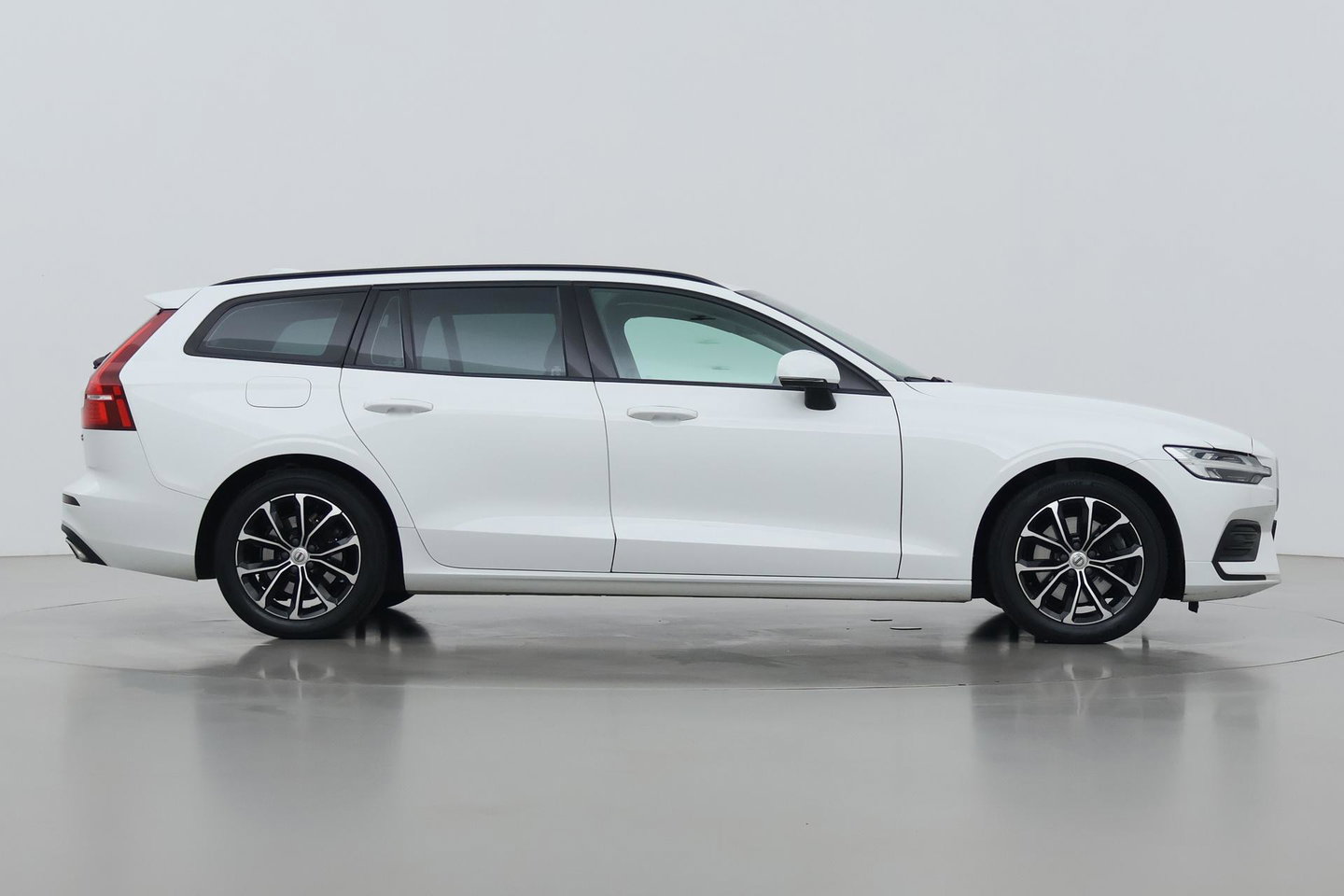 Volvo V60 2.0 B3 Momentum LEES TEKST | Trekhaak | Camera | Stoel+Stuurverwarming | Apple Carplay | Getint Glas