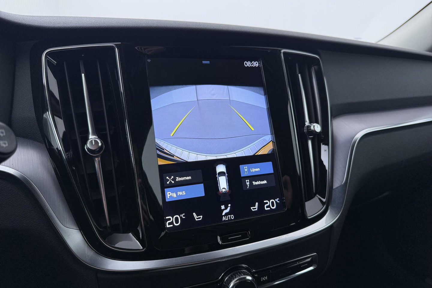 Volvo V60 2.0 B3 Momentum LEES TEKST | Trekhaak | Camera | Stoel+Stuurverwarming | Apple Carplay | Getint Glas