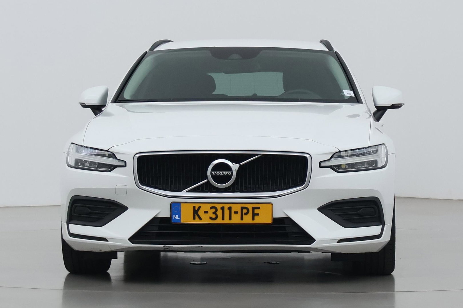 Volvo V60 2.0 B3 Momentum LEES TEKST | Trekhaak | Camera | Stoel+Stuurverwarming | Apple Carplay | Getint Glas