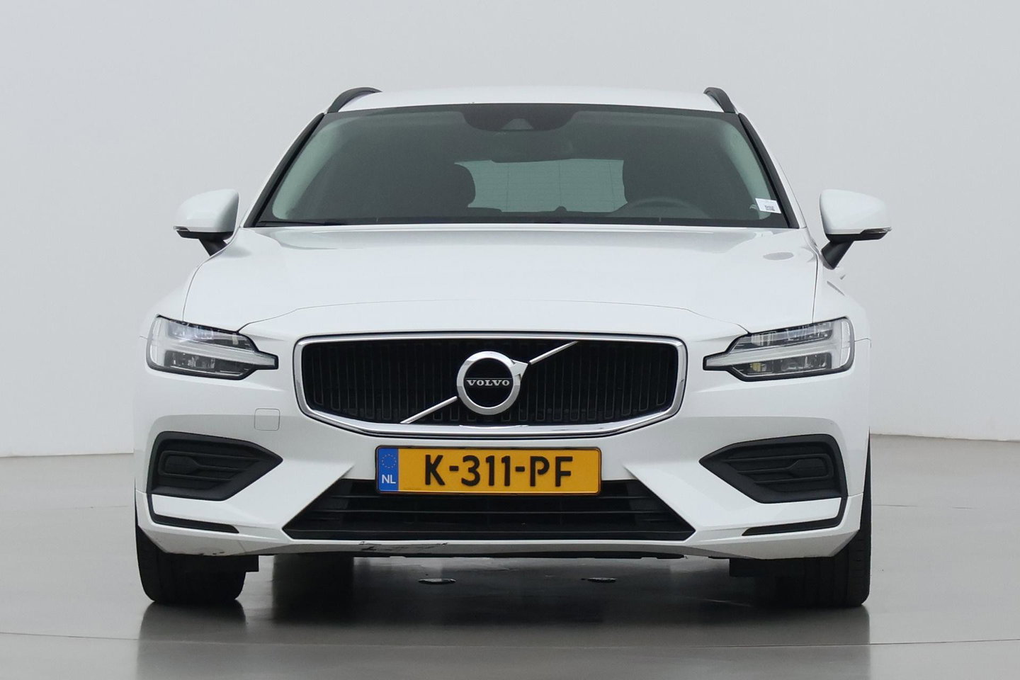 Volvo V60 2.0 B3 Momentum LEES TEKST | Trekhaak | Camera | Stoel+Stuurverwarming | Apple Carplay | Getint Glas